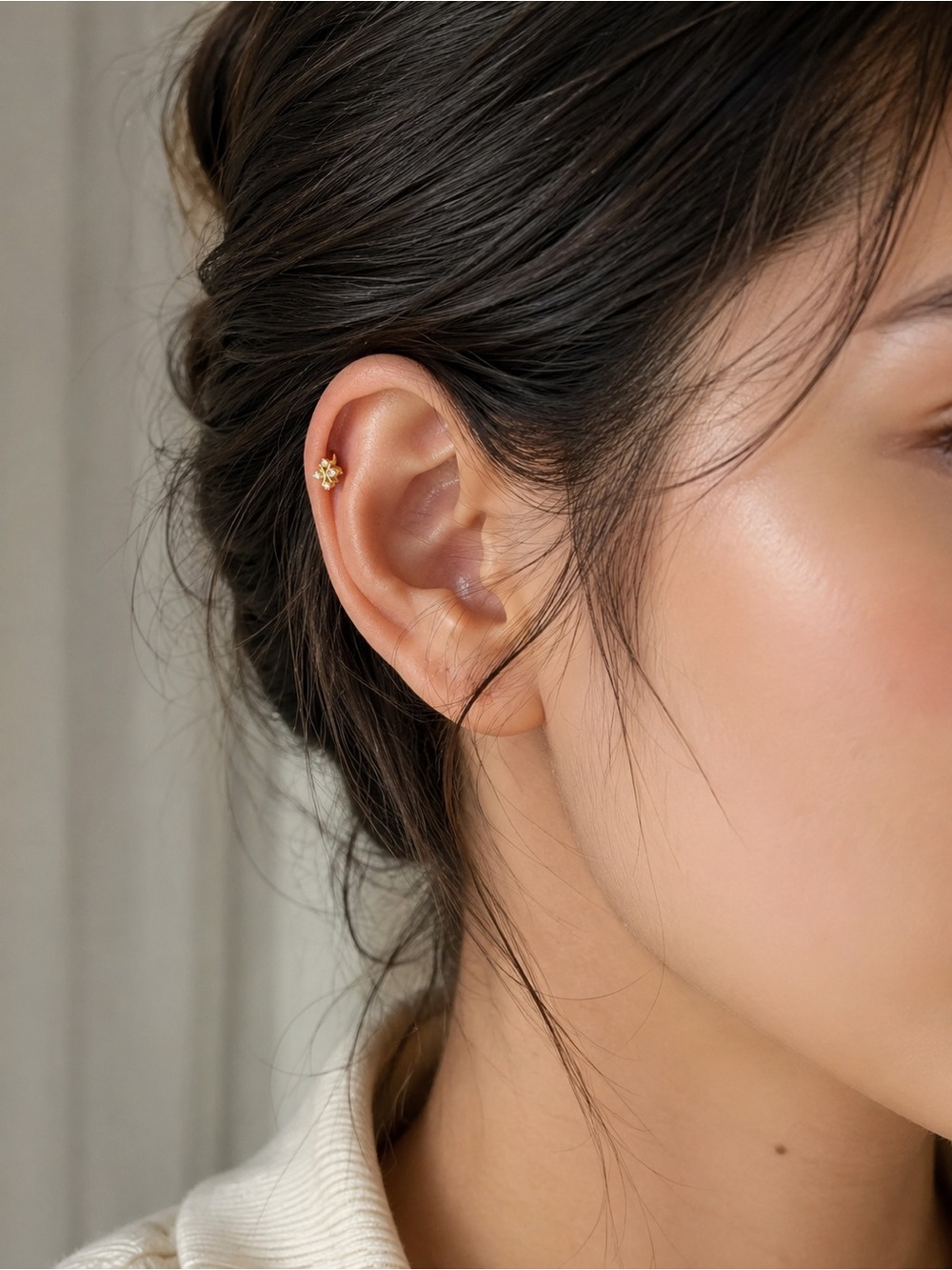 18KT Gold -  Floral Clear Stone Single Stud Earring - Picture 6 of 6